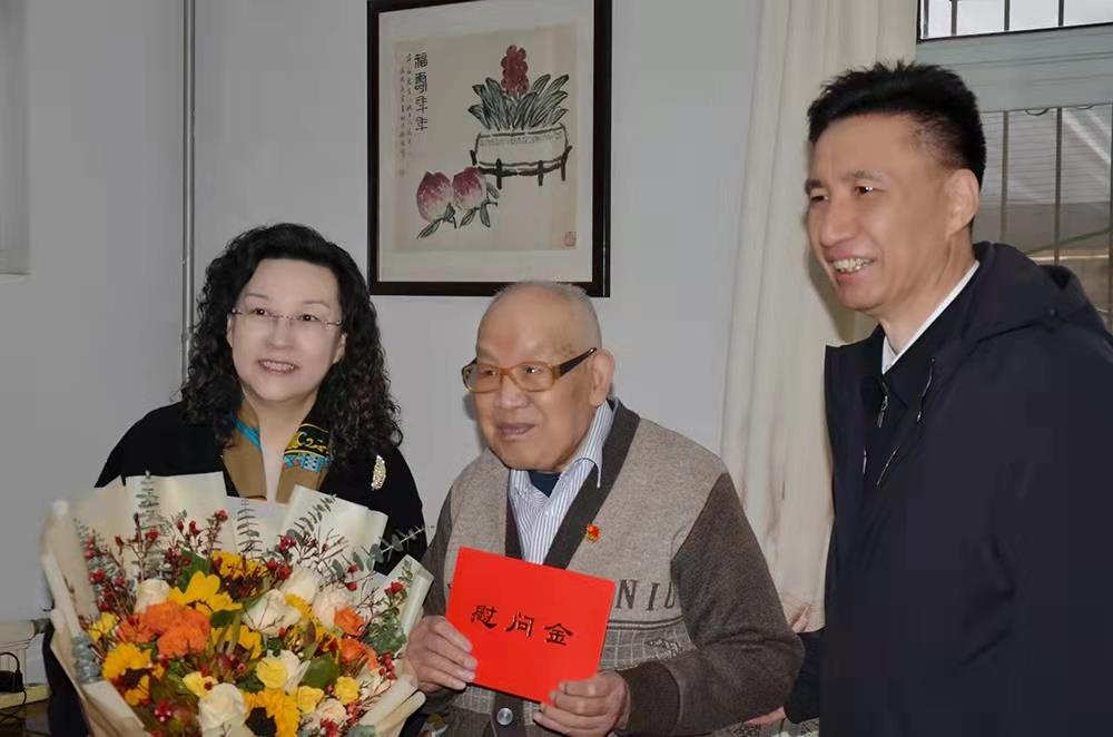 濟南產(chǎn)發(fā)集團黨委副書記、總經(jīng)理黃蓓走訪慰問離休老干部、老黨員